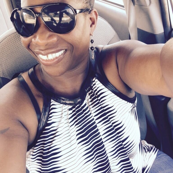 Meet your Posher, Elaine - Picture 2 of 3